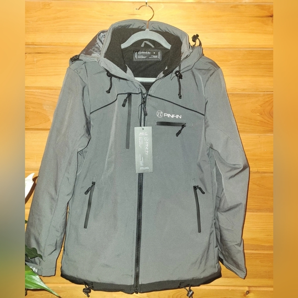 Men's Pinfin Windbreaker Size SmalI In Grey  New With Tags Designed In The USA